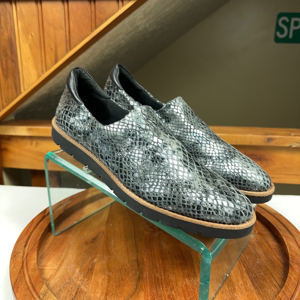 Vaneli Mens Silver Black Metallic Snakeskin Embossed Slip On Lug Sole Loafers